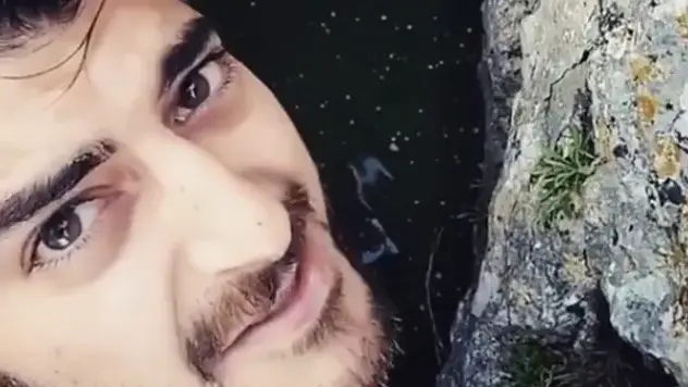 Сашо Кадиев лъсна както Катето Евро го е родила и се хвърли от 8-метрова скала (Снимки)