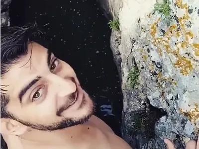 Сашо Кадиев скача без дрехи във водите на Вит