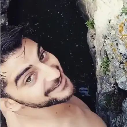 Сашо Кадиев скача без дрехи във водите на Вит