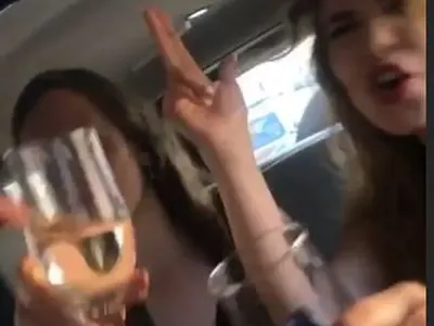 Щерката на Блатечки куфее на бала - пие, пуши и се раздава на макс (Снимки)