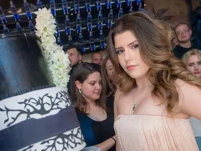 Щерката на Блатечки куфее на бала - пие, пуши и се раздава на макс (Снимки)