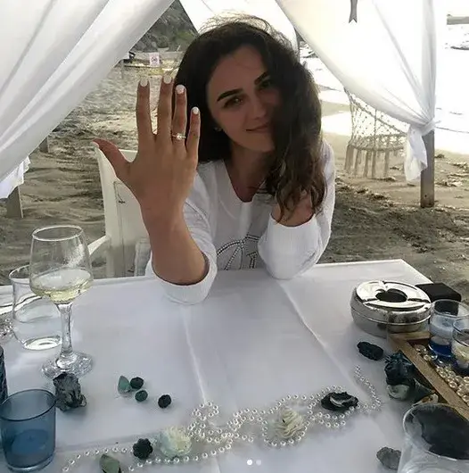 Щерката на Гущеров вдига сватба след романтично предложение на плажа (Снимки)