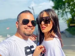 Симона Загорова на море с гаджето
