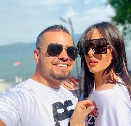 Симона Загорова на море с гаджето