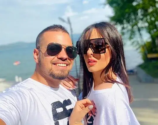 Симона Загорова на море с гаджето