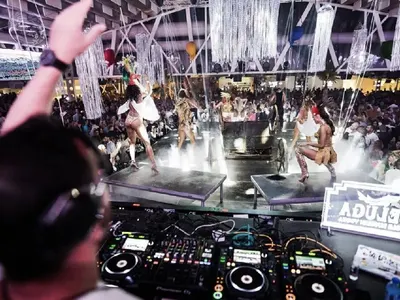 Топ DJ от Миконос открива най-голямата клубна сцена у нас (Снимки)