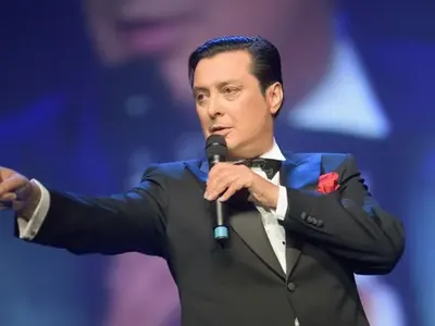 Васил Петров опъва бръчки с краставици (Родният Франк Синатра поддържа кожата си млада с бабини методи)