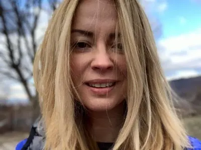 Вики от „Мастило” не носи грим и гледа кокошки на село