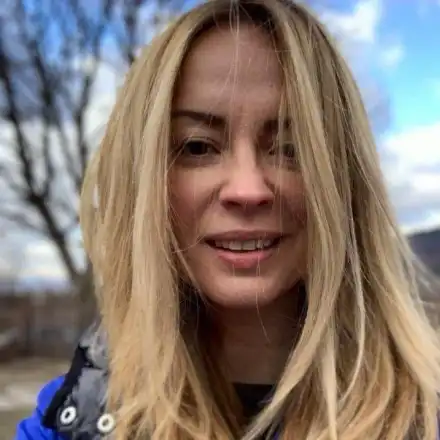 Вики от „Мастило” не носи грим и гледа кокошки на село