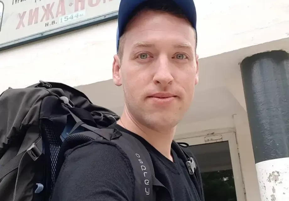 На поход: Джорджано мъкне камъни в раницата срещу неприятели, пияни туристи не му дават да мигне