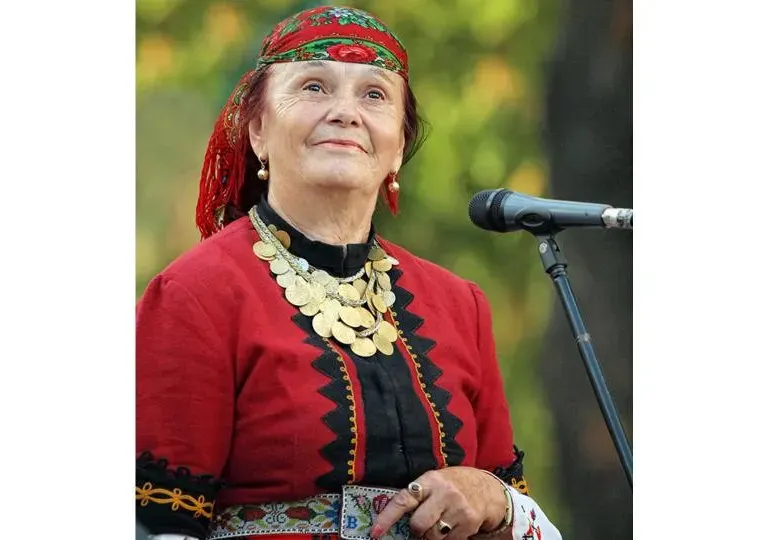 Валя Балканска падна на улицата, контузи крака си