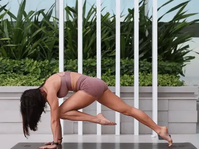 Зара съсипана след развода (Брадърката се теши с йога след раздялата с австралиеца Ерик)