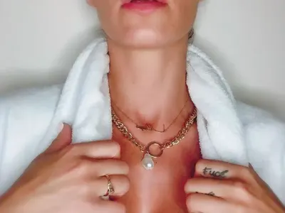 Златка с нецензурен татус