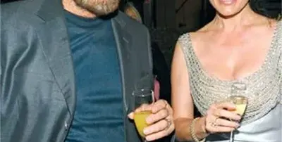 79-годишният Франко Неро лудо влюбен в Дарина Павлова, разхожда я с частния си самолет, обсипва я с цветя