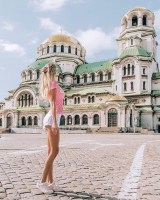 Знойна хубавица рекламира София