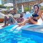 Тайните младоженци  Благо и Златка на евтино море с  бабка