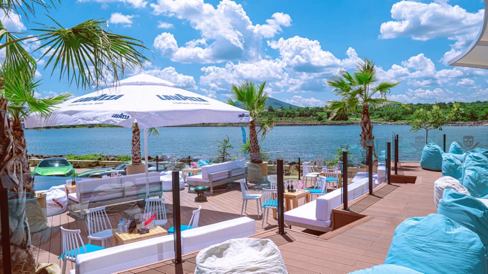 THEATRO BEACH в Царево с уникална услуга за клиентите си! Насладете се на релакс, плаж и луксозен транспорт