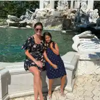 Алекс Сърчаджиева принцеса пред дворец