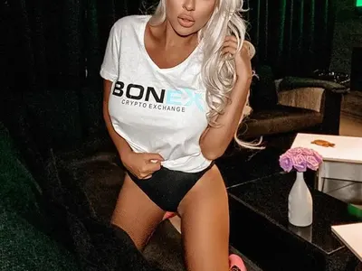 Андреа се съблича за биткойни