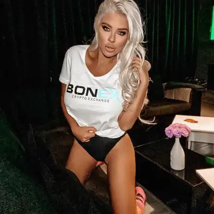 Андреа се съблича за биткойни