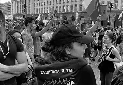 Бившата кандидат-снаха на Баретата с колекция за протеста
