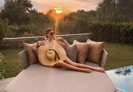 Бременната Гущерова крие корема си