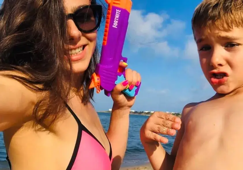 Брутално: Обраха доведената дъщеря на Аня Пенчева посред бял ден!