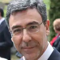 Даниел Вълчев сияе до засукана мацка