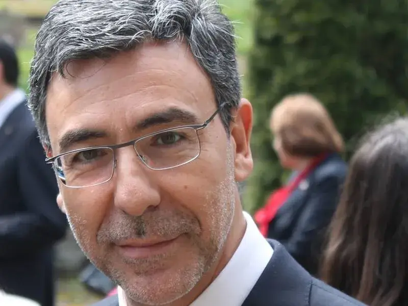 Даниел Вълчев сияе до засукана мацка