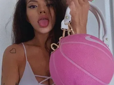 Дара пъчи 600 кубика силикон (Издула пазвата, за да не носи сутиени - ФОТО в галерия)