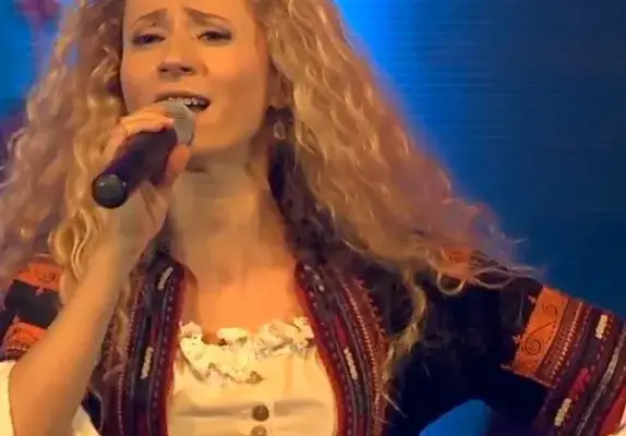 Деси Добрева повехна, шията й е  като на костенурка