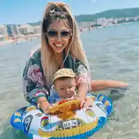 Джулиана Гани изкъпа бебето в морето