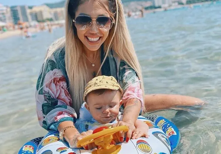 Джулиана Гани изкъпа бебето в морето