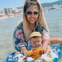 Джулиана Гани заведе бебето на море