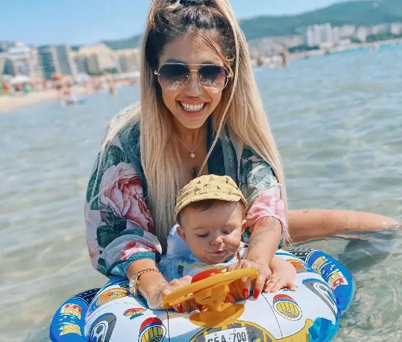 Джулиана Гани заведе бебето на море