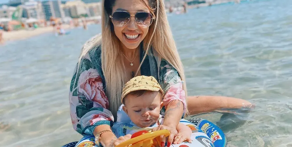 Джулиана Гани заведе бебето на море