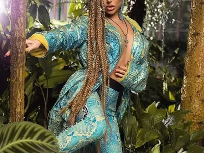 Гери — Никол облече змия без бельо