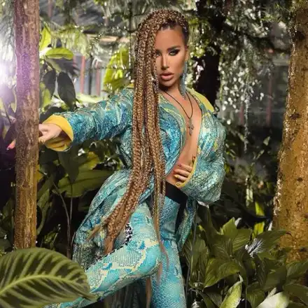 Гери — Никол облече змия без бельо