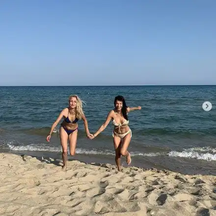 Яна Маринова като спасителка на плажа