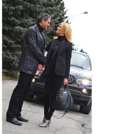 Жената на Юлиан Константинов го натири, кръшкал й с млада блондинка