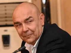 Калин Сърменов води млада хубавица вкъщи