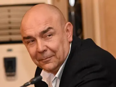 Калин Сърменов води млада хубавица вкъщи