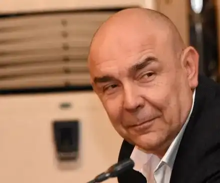 Калин Сърменов води млада хубавица вкъщи