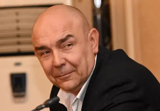Калин Сърменов води млада хубавица вкъщи