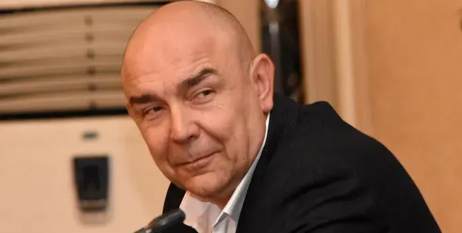 Калин Сърменов води млада хубавица вкъщи