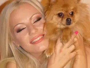 Камелия се радва на ново куче