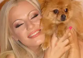 Камелия се радва на ново куче