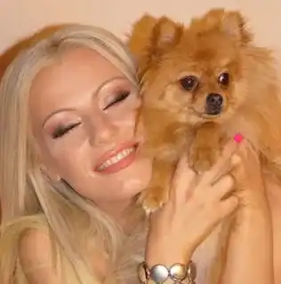 Камелия се радва на ново куче