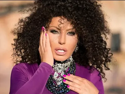 Камелия стана брюнетка