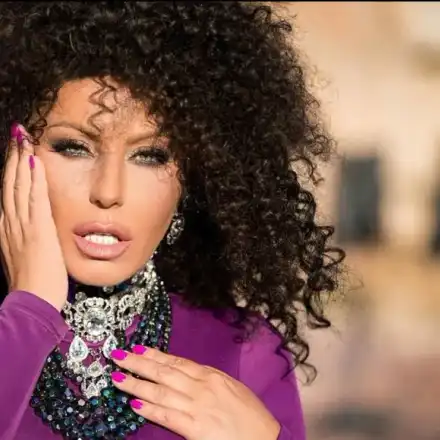 Камелия стана брюнетка